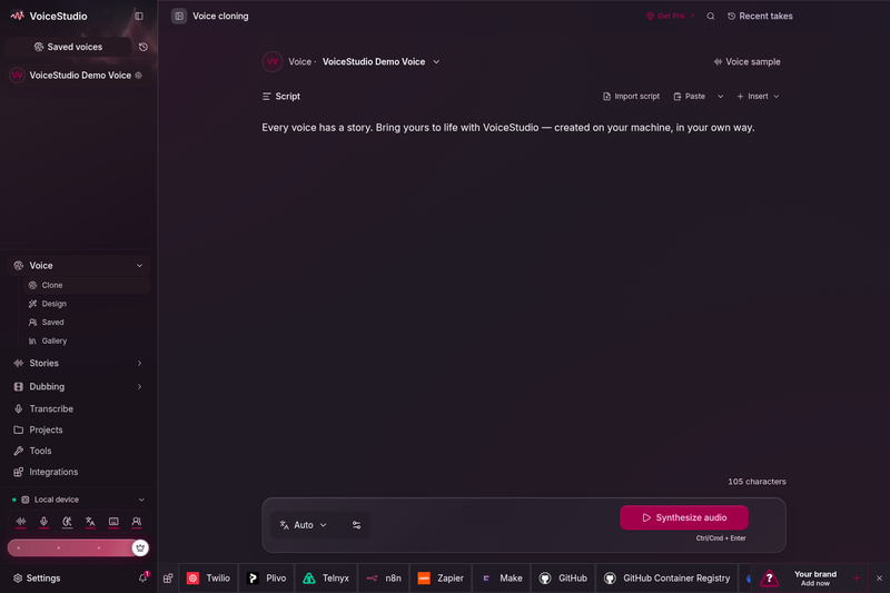 L'espace de clonage de voix en thème sombre : une voix de démonstration sélectionnée, une phrase à lire et un bouton pour lancer la synthèse.